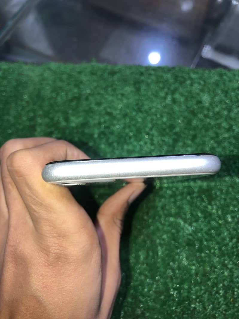 Apple iPhone 11 4