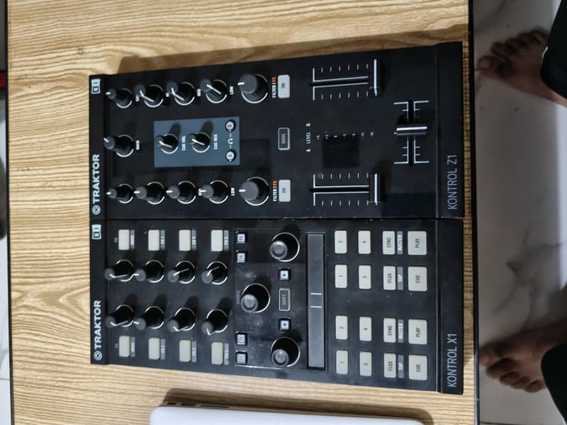 Native Instruments  X1 MK2 + Z1 DJ Controller Setup 2