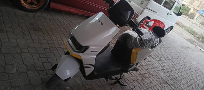 Revo A12 Scooty