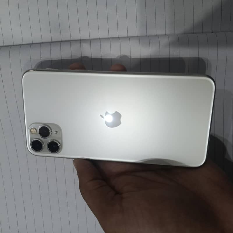 iPhone 11 Pro Max 4