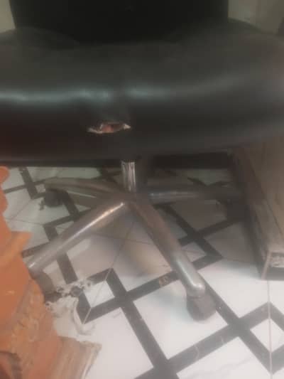 آفس چیئر فار سیل 8500 روپے رابطہ نمبر 03375638930