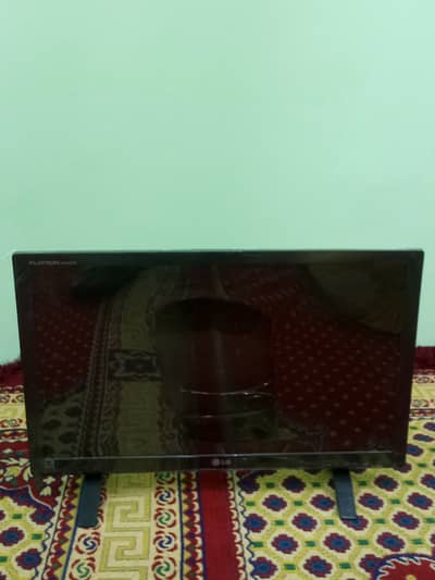 LG 32 Inch LCD TV – Good Condition – Original Stand
