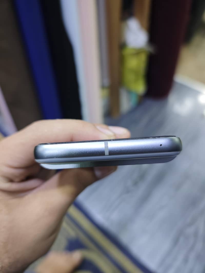 Google Pixel 8 4