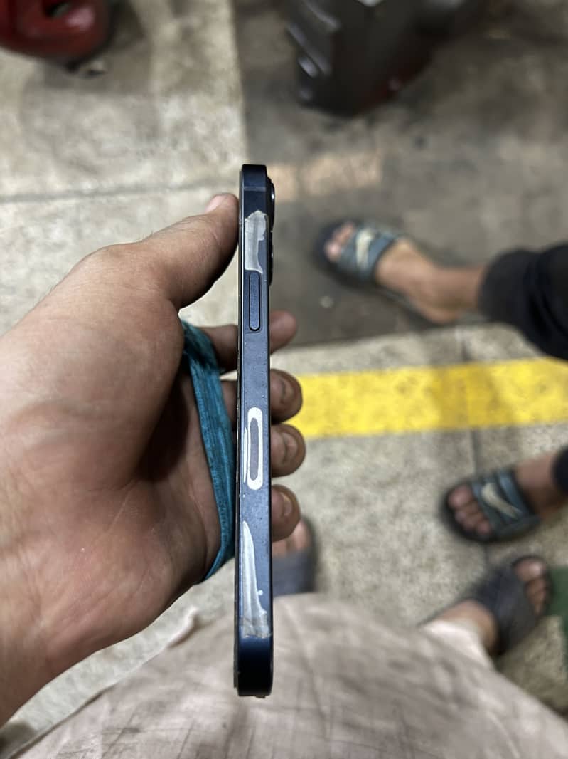Apple iPhone 13 5