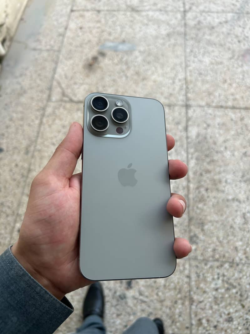 Apple iPhone 15 Pro Max 4