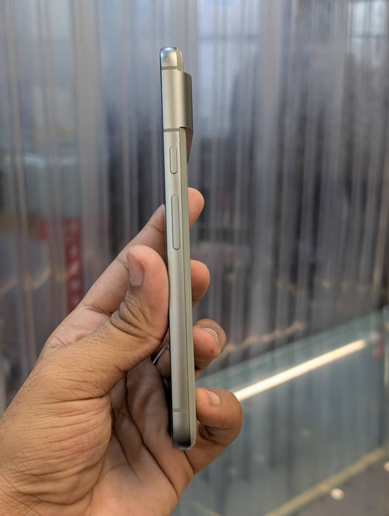 Google Pixel 8 4