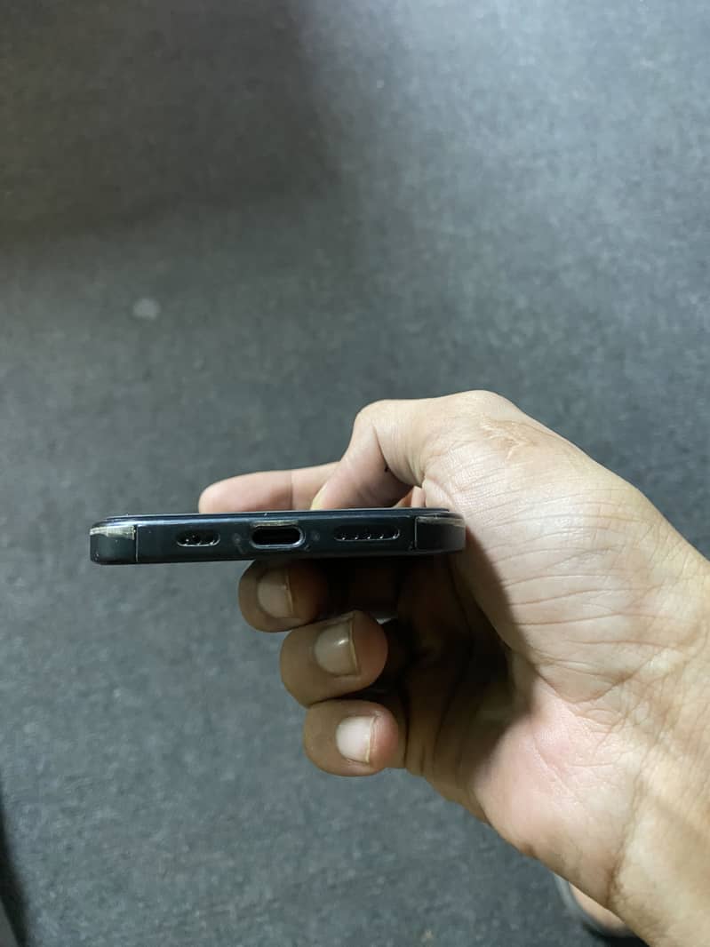 Apple iPhone 16 6
