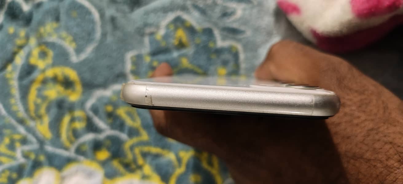 Apple iPhone 11 4
