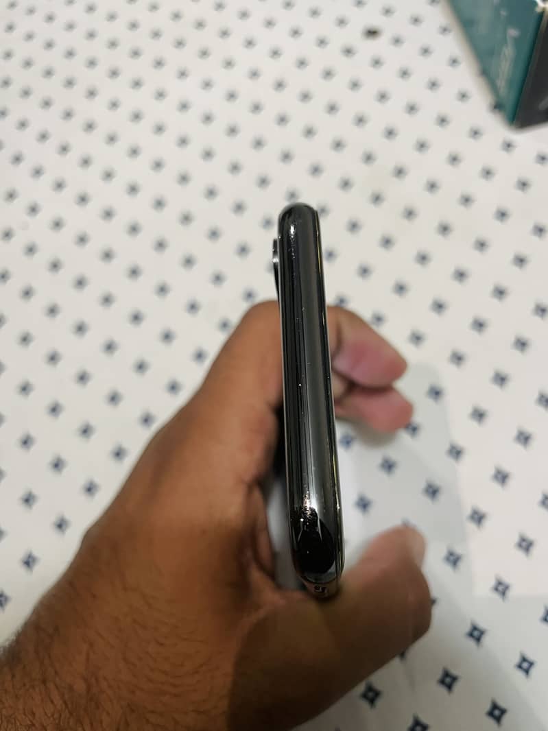 Apple iPhone X 4