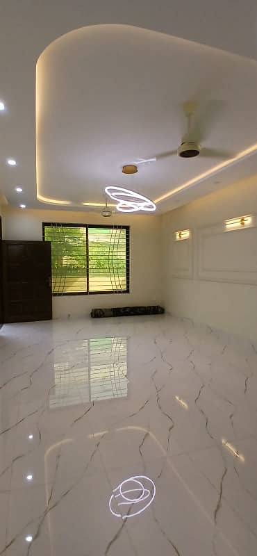 10 MARLA BEAUTIFUL SINGLE STORY HOUSE FOR SALE