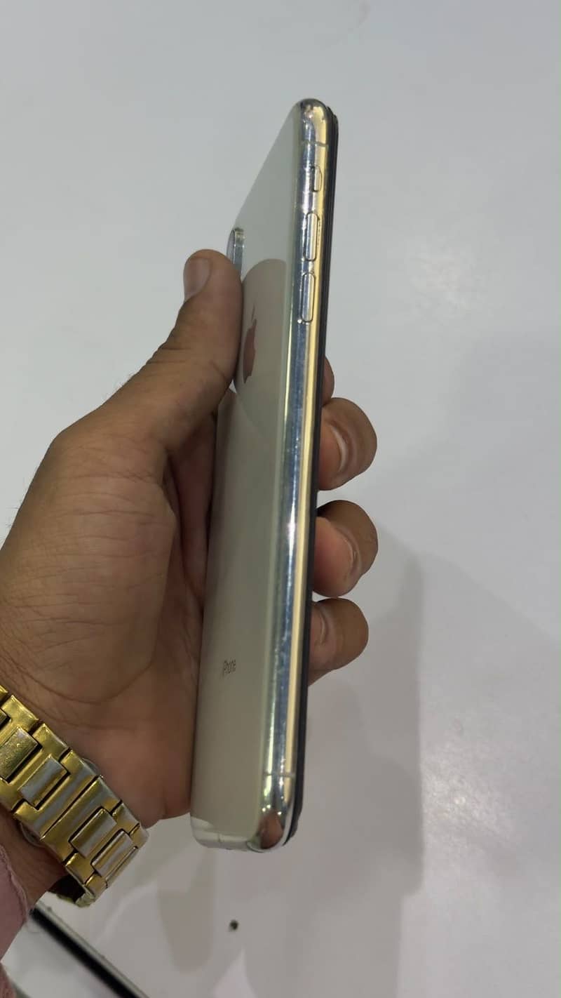 Apple iPhone XS Max 5