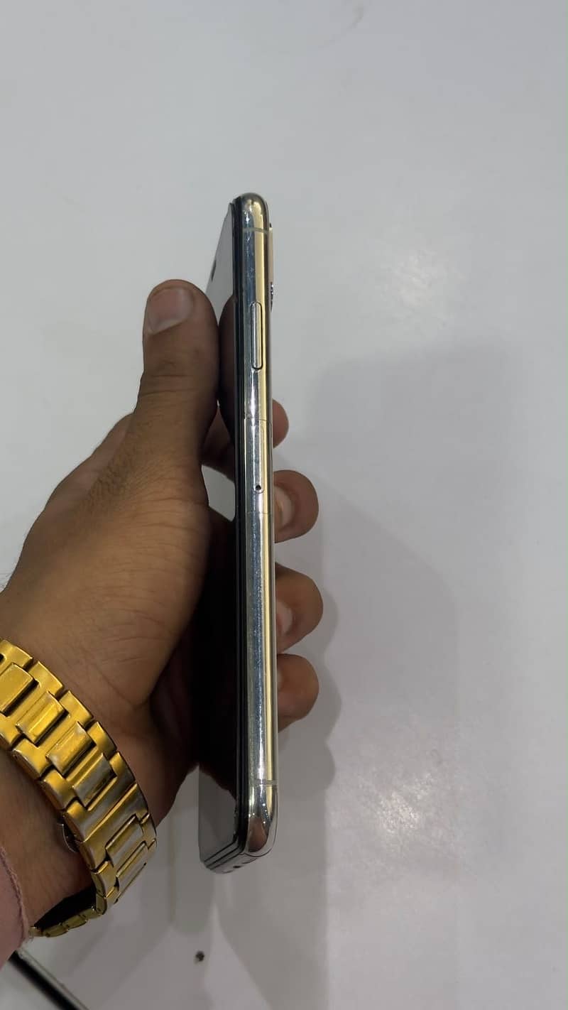 Apple iPhone XS Max 7