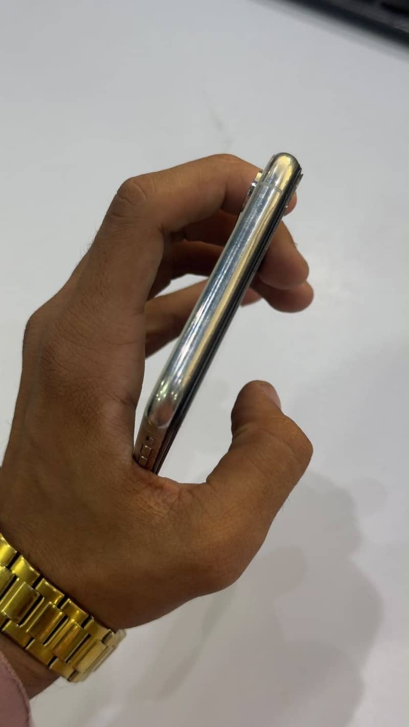 Apple iPhone XS Max 10