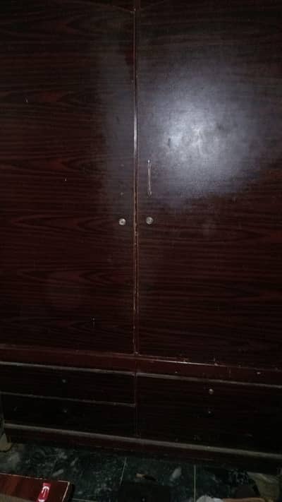 1. Double bed  & side table. 2. Almariaan. 1choti cupboard. 1choti paiti