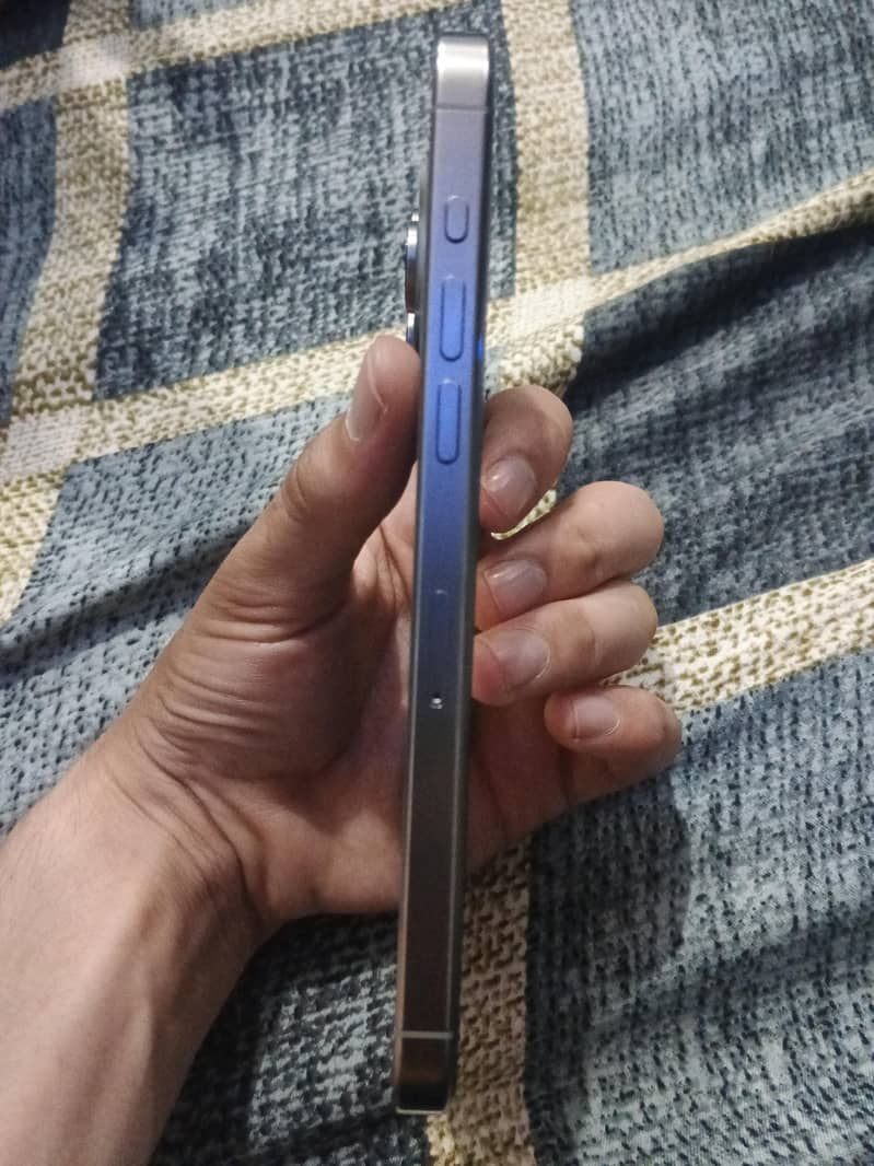 Apple iPhone 15 Pro Max 4