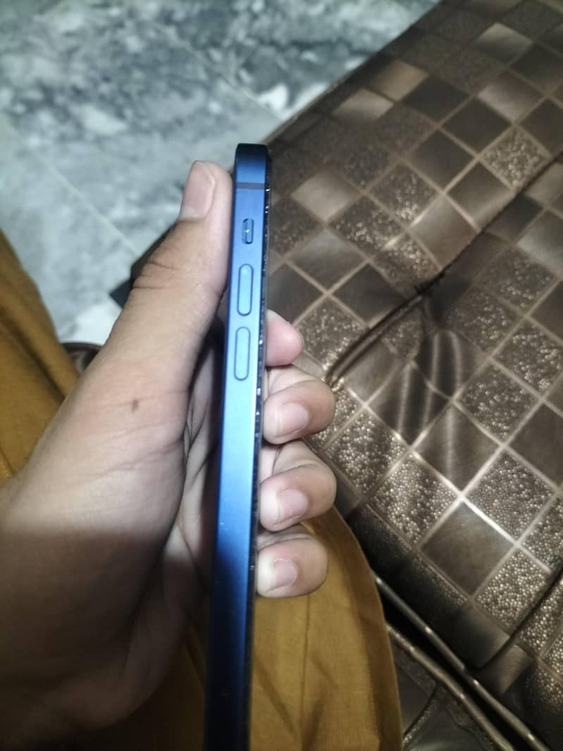 Apple iPhone 12 4