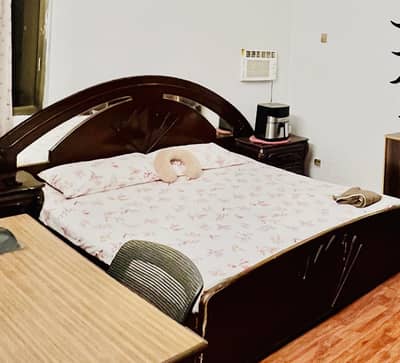 Double bed Queen size with side tables