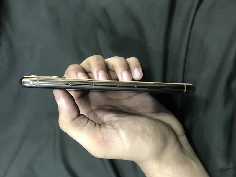 iPhone 11 Pro 4