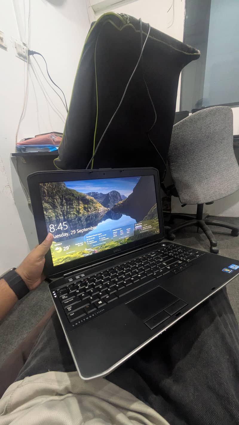 DELL LATITUDE E5530 0