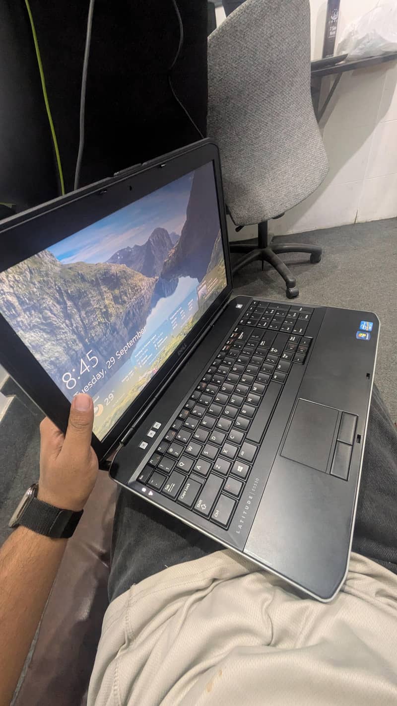 DELL LATITUDE E5530 1