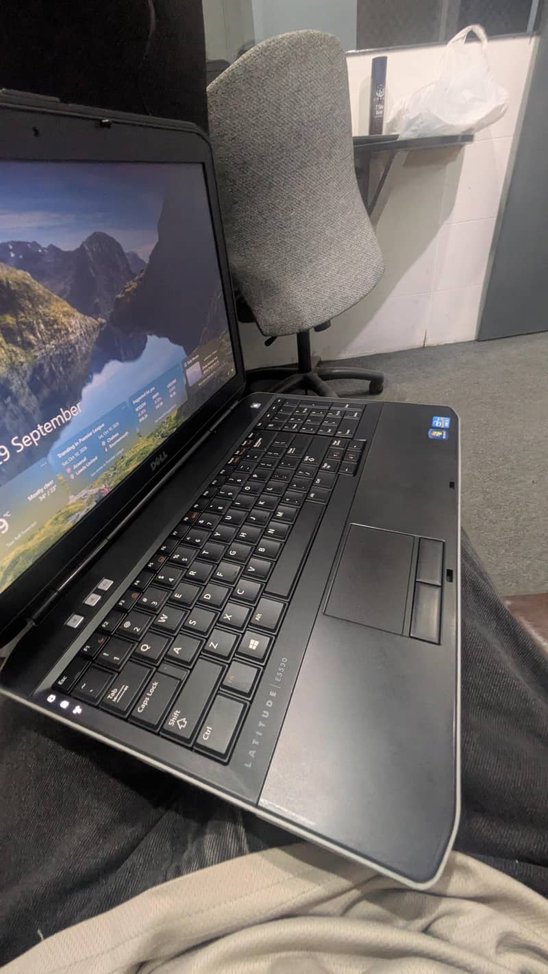 DELL LATITUDE E5530 2