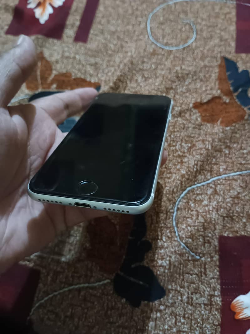 Apple iPhone SE 2020 4