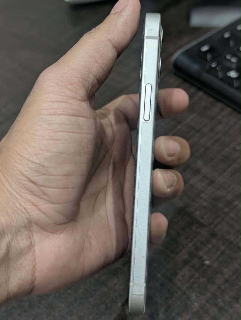 Apple iPhone 12 4