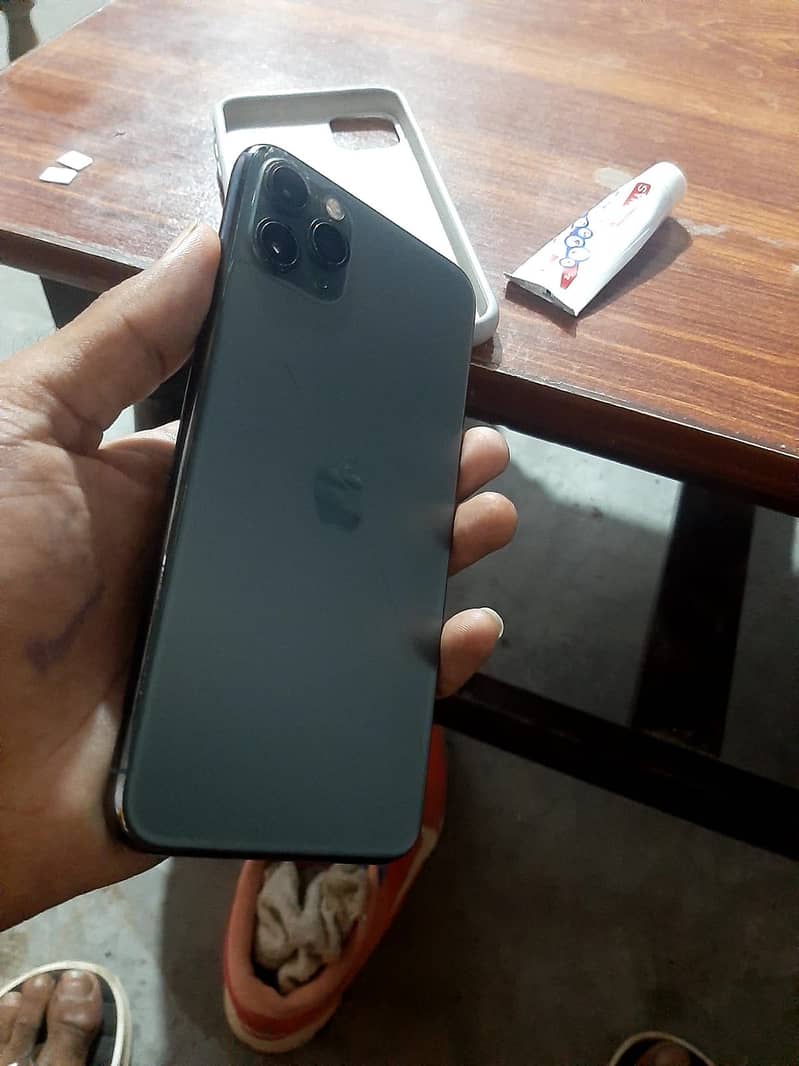Apple iPhone 11 Pro Max 4