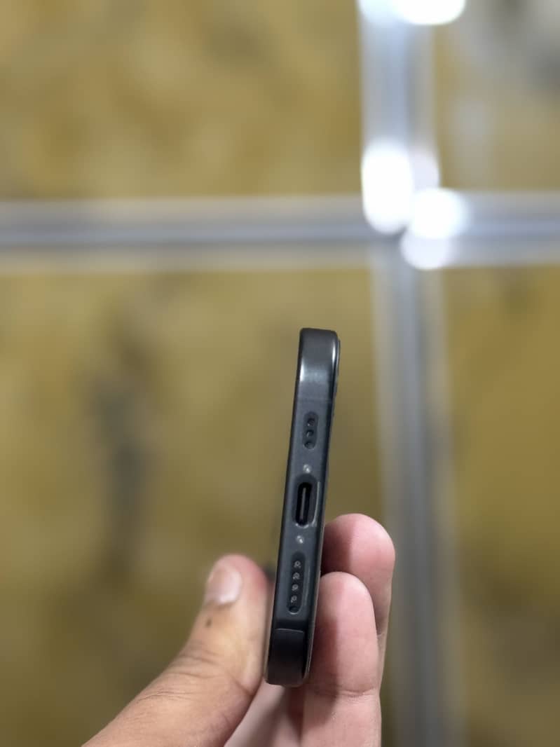 Apple iPhone 16 6