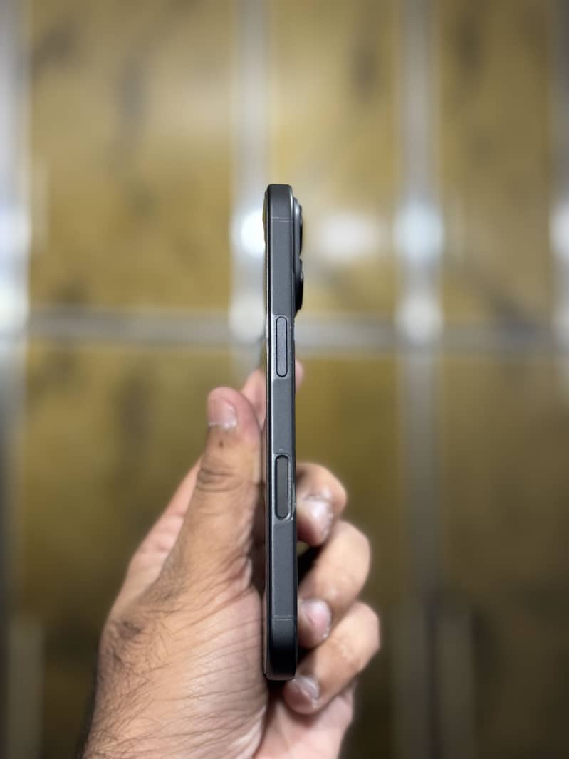 Apple iPhone 16 8