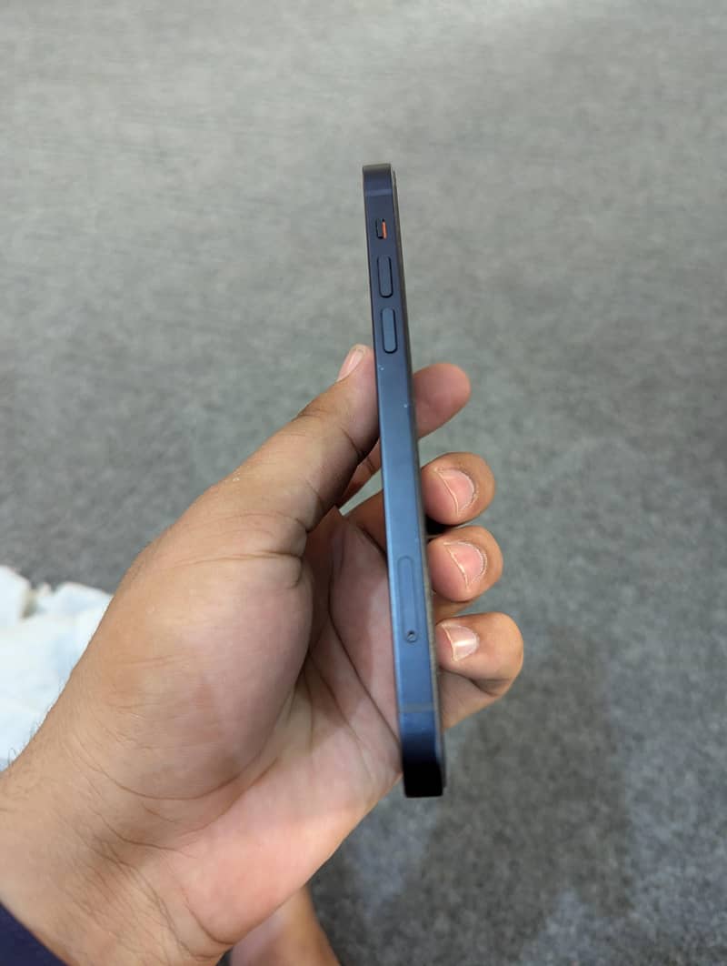 Apple iPhone 12 4