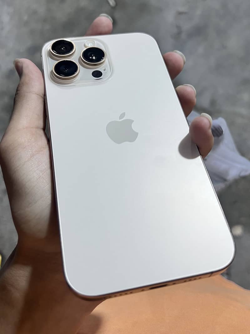 iPhone 16 Pro Max JV 3