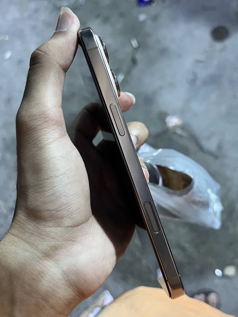 iPhone 16 Pro Max JV 4
