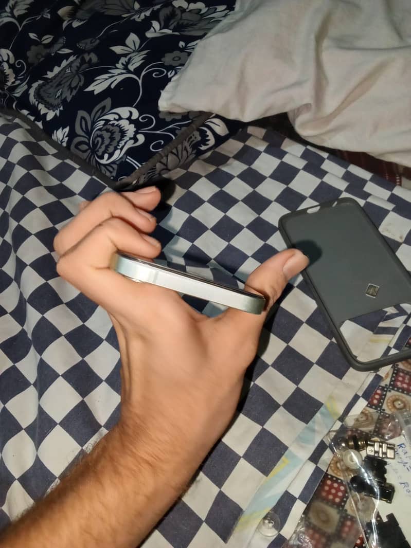 Apple iPhone 12 4