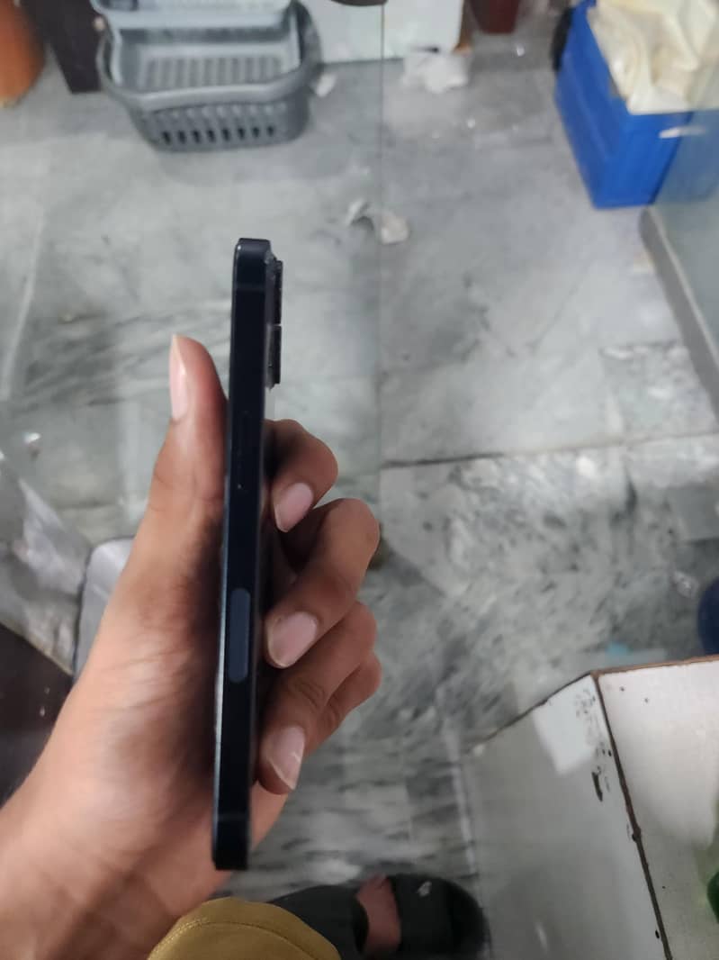 Apple iPhone 13 2