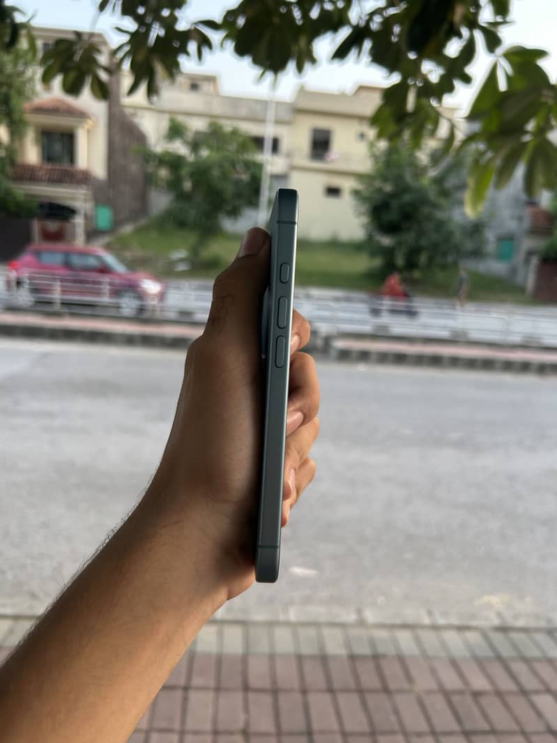 Apple iPhone 16 2