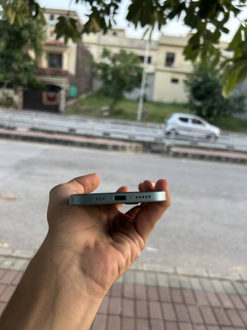 Apple iPhone 16 3