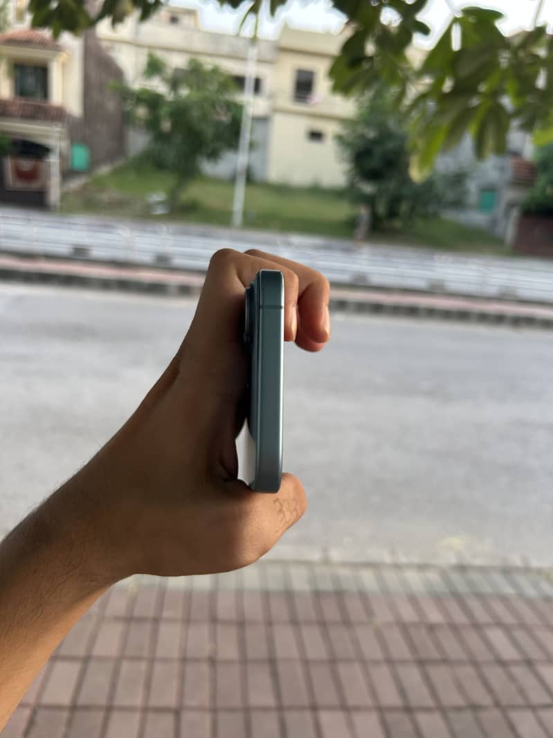 Apple iPhone 16 4