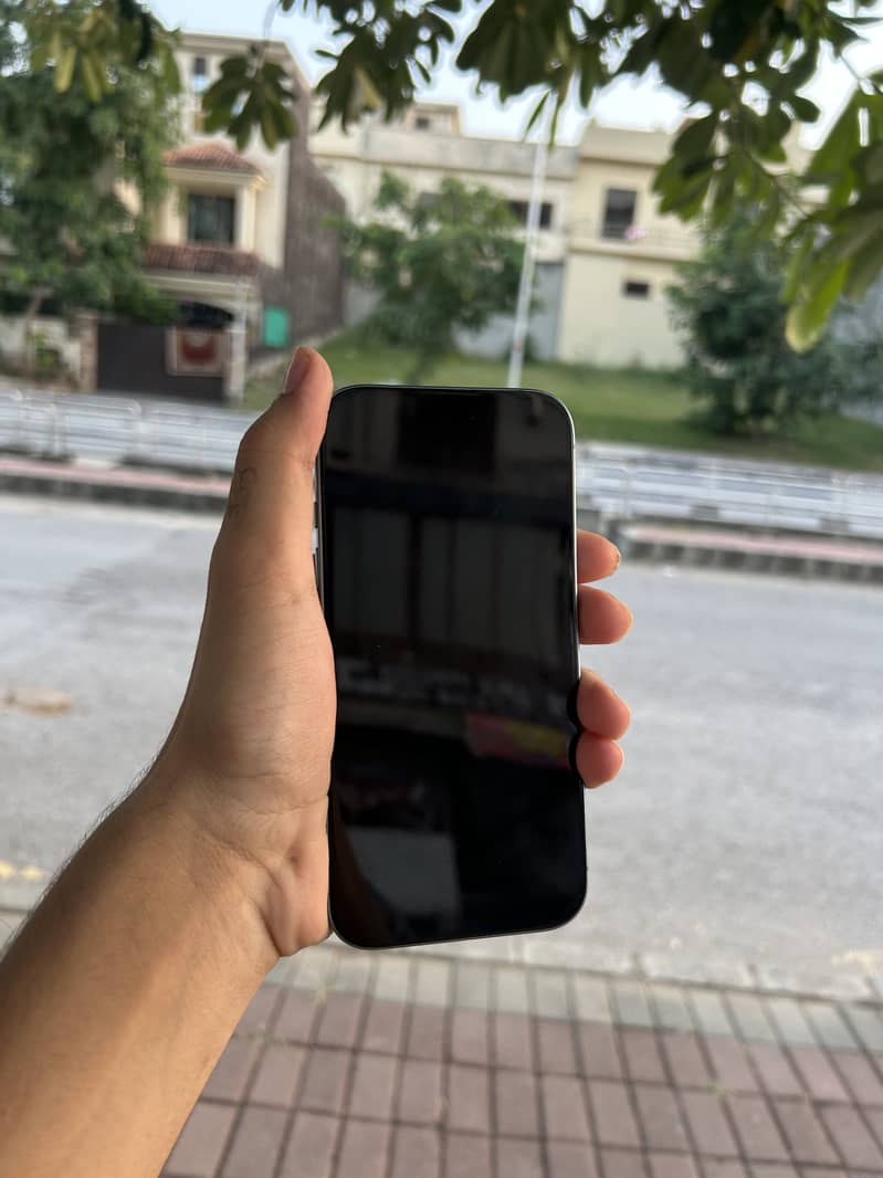 Apple iPhone 16 5