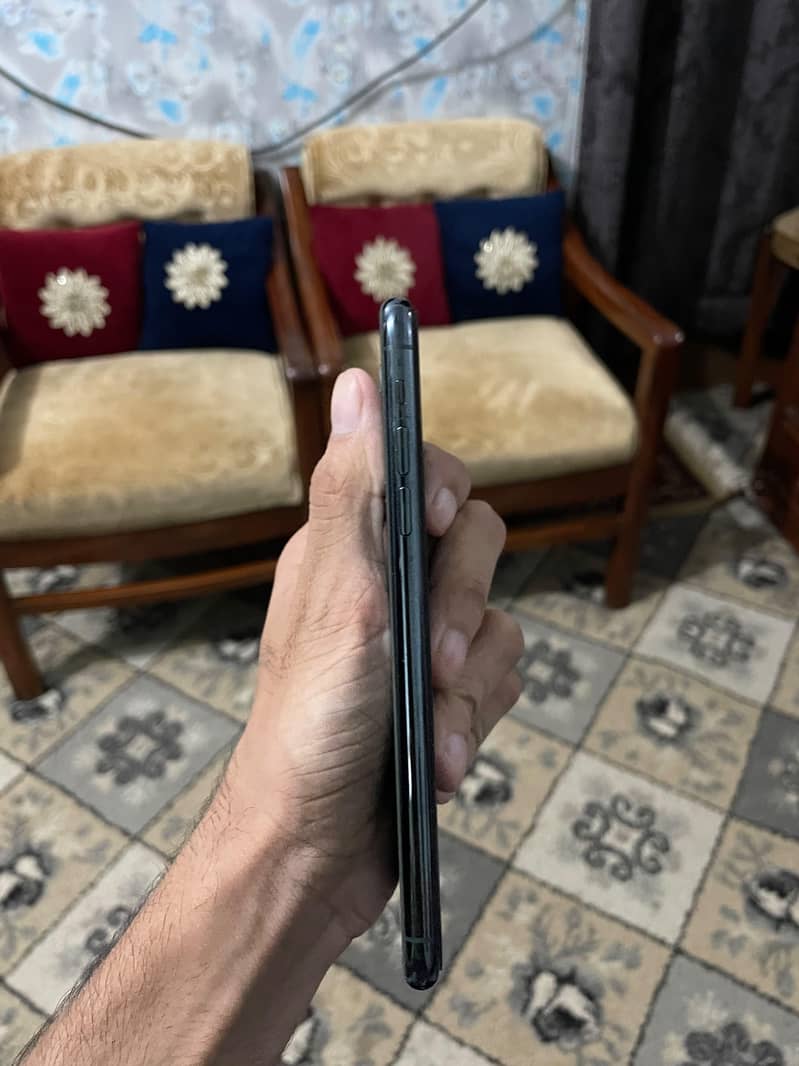 Apple iPhone 11 Pro Max 2