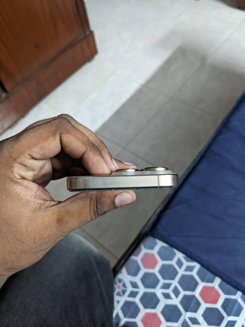 Apple iPhone 16 Pro 2