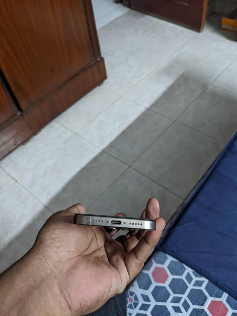 Apple iPhone 16 Pro 4