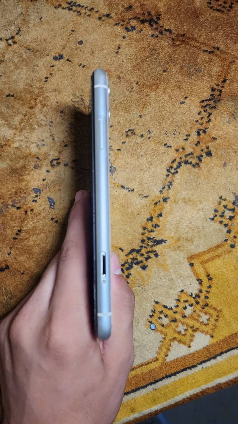 Apple iPhone 11 4