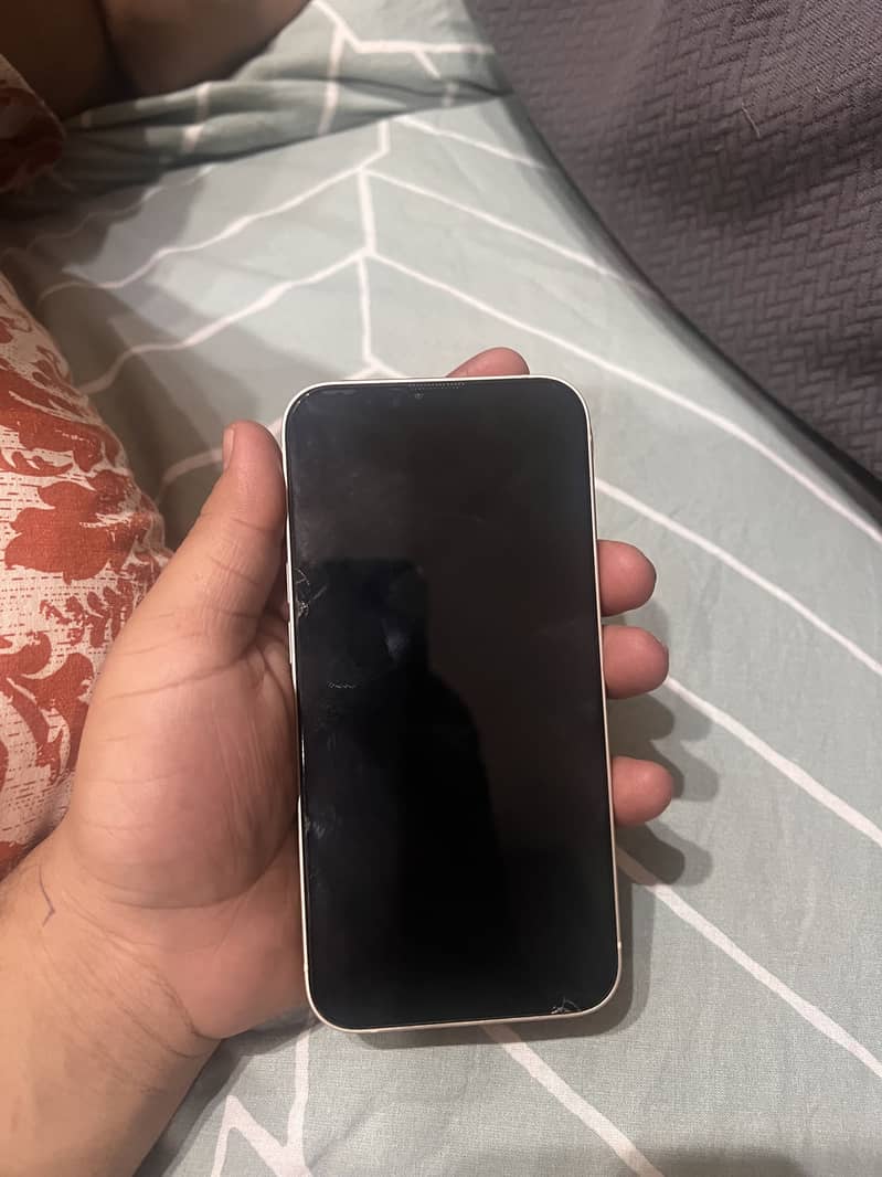 Apple iPhone 13 4