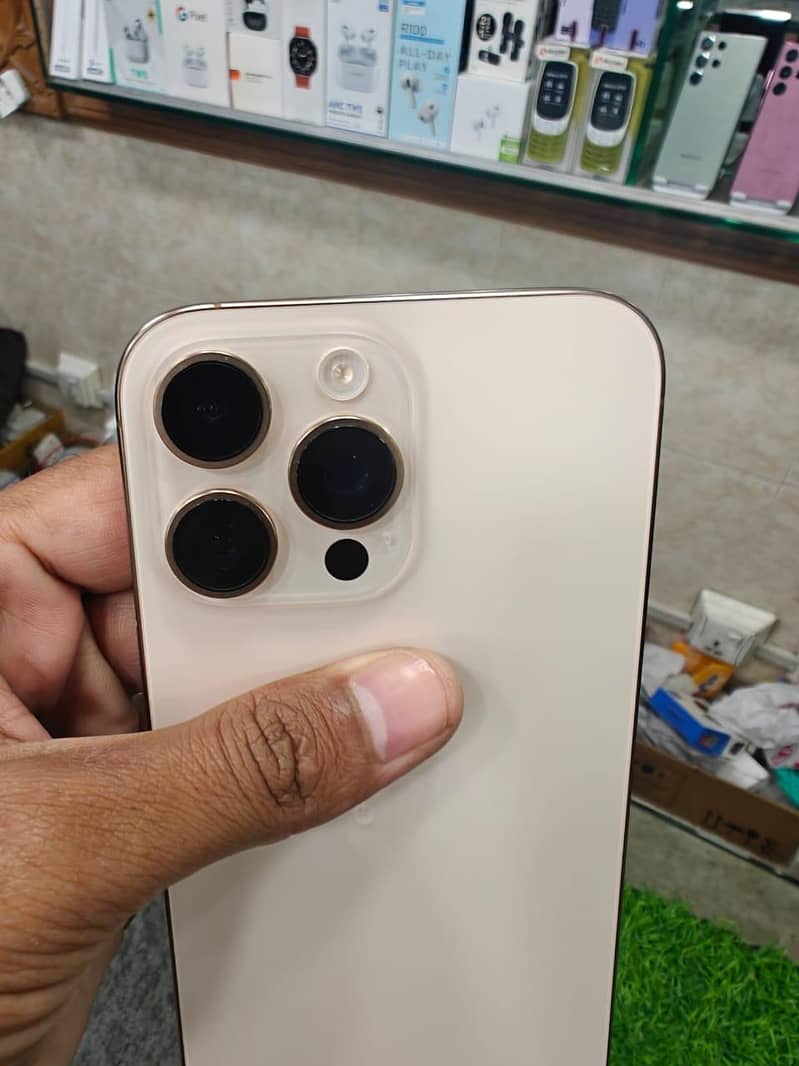 Apple iPhone 16 Pro Max 2