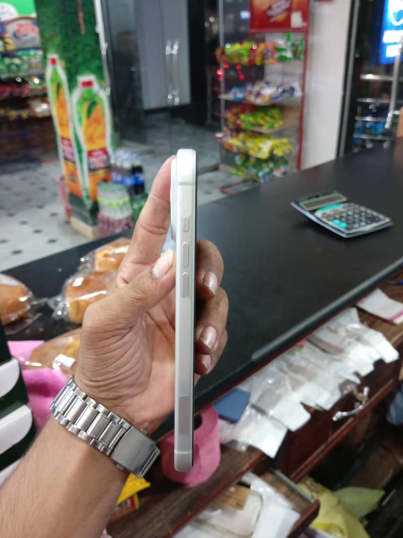 Apple iPhone 17 Pro Max 4