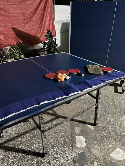 Table with 9 star racket and 3 other rackets, balls and net
