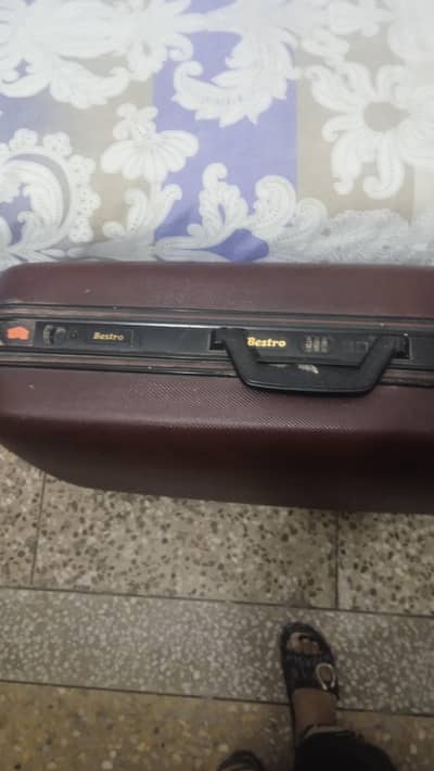 Non Breakable imported luggage bag with large space for sale