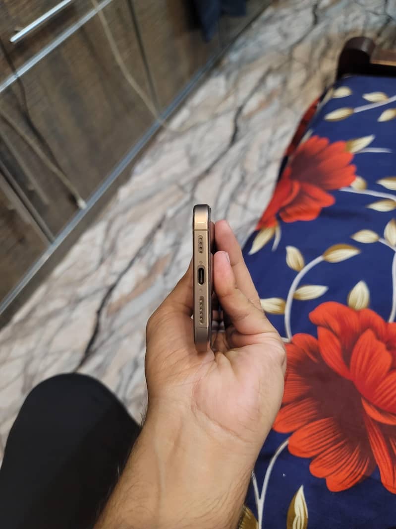 Apple iPhone 16 Pro Max 5