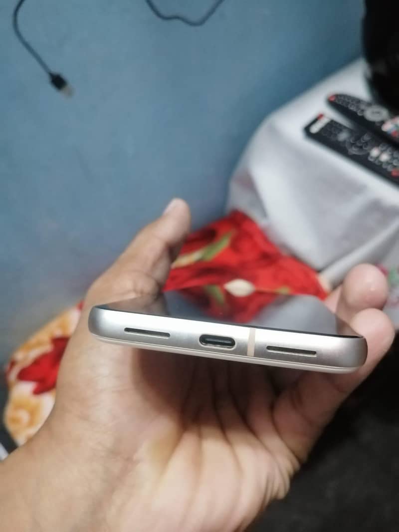 Google Pixel 8 4